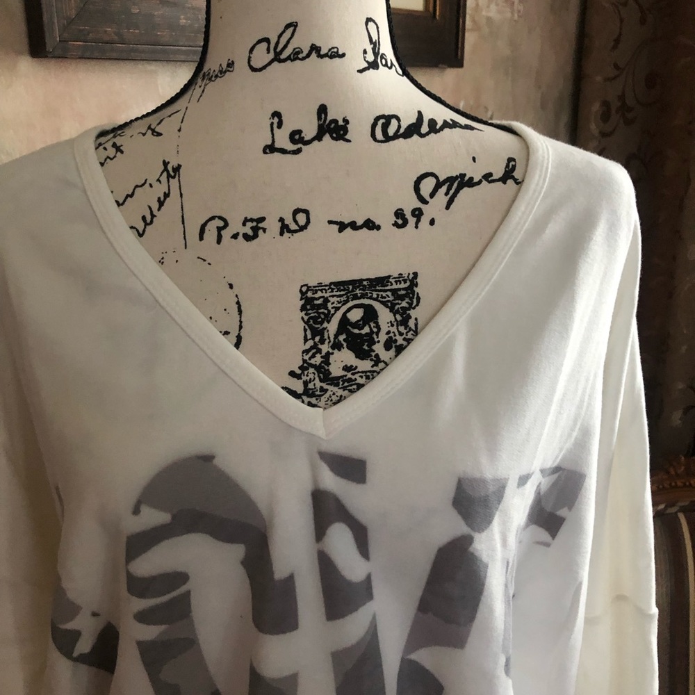 GO COUTURE GRAPHIC LOVE V NECK PULLOVER NWT - Picture 5 of 5
